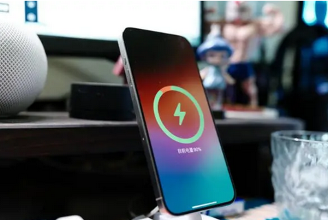 四更镇苹果15换屏服务分享用什么充电器给iPhone15充电更好 